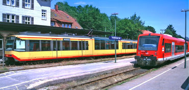 De Murgtalbahn van Freudenstadt naar Karlsruhe (links): tientallen kilometers al jarenlang goed functionerende lightrail over een voormalig spoortraject: daar kunnen de RijnGouwelijn en Randstadrail een puntje aan zuigen...