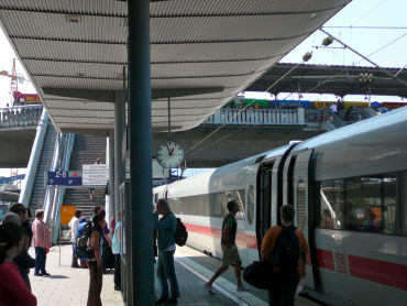 Het tramviaduct over de spoorlijn op het station van Freiburg. Trappen voeren van de perrons direct naar het tramplatform. Dat is (ook bij het nieuwe) Den Haag Centraal helaas anders.