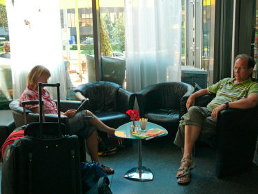 Loungen terwijl je op je aansluiting wacht in de hal van Station Freiburg. Kunt u zich dat voorstellen in de hal van Den Haag CS?