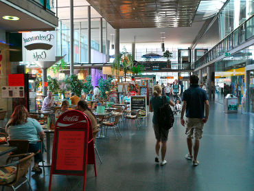 De stationshal van Freiburg. Let op de brandschone (kauwgomvrije!) vloer en de gevarieerde terrassjes, die de hal een gastvrij aanzien geven.