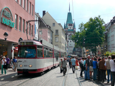 Ook Freiburg met zijn vele voetgangers en fietsers toont aan, dat een tramtunnel niet nodig is voor een snelle doorstroming, zolang je de auto’s maar van de straat weert.