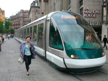 Over de lange tramstellen van Randstadrail waren zorgen: zou dat niet gevaarlijk zijn in de Haagse straten? Nee, dan Straatsburg: daar zijn de tramstellen tot wel anderhalf keer zo lang als Randstadrail. Ze hebben zes geledingen (Randstadrailstellen hebben er drie), oftwel: ze kunnen zes keer ‘knakken’. Daardoor gaan ze soepeler door de bocht en produceren veel minder tot geen hinderlijk gepiep, ondanks hun lengte. Door de grote panoramische ramen zien de stellen er ook eigentijdser en vriendelijker uit.