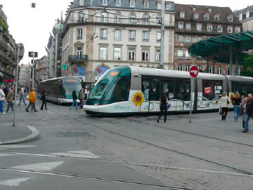 Overal in de Straatsburgse  binnenstad is de tram nadrukkelijk aanwezig door de hoge frequentie.