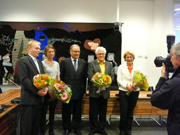 Even poseren voor de gemeentefotograaf: v.l.n.r. Wethouder Citymarketing Frits Huffnagel, winnares Karin van der Veen, burgemeester Deetman, juryvoorzitter Loek Bos (Pulchri) en jurylid Mariek Bolle. Op de achtergrond één van de doeken die deel uitmaken van het winnende kunstwerk.