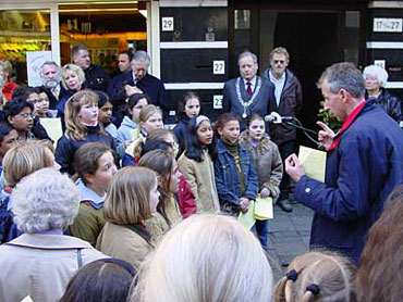 Onder leiding van meester Jan Pronk zet groep 8 van de Da Costaschool aan de Hollanderstraat  ‘Donna Nobis Pacem’ in.