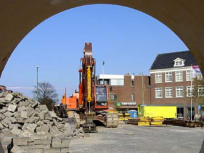 Het Goudenregenplein oogt na de ‘renovatie’ van enige jaren terug niet bepaald meer als ‘de parel van de Bomen- en Bloemenbuurt’. Op dit moment verlevendigen rioleringsbuizen en graafmachines het beeld gelukkig enigszins. Als dit karwei is geklaard, is het echter een uitstekende locatie voor een kleine markt.