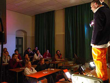 In het scheikundelokaal experimenteren Marcel Ott en David Geysen van Toneelgroep De Appel met de interpretatie van Woyzeck uit het boek van  Büchner.