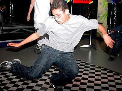 Voorafgaand aan de onthulling gaven de jongeren een breakdancedemonstratie.